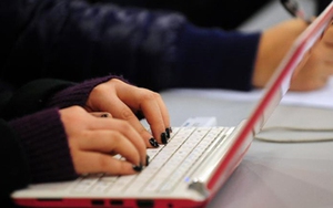 Tiểu thuyết đầu tay của vlogger Anh đánh bại kỷ lục của J.K. Rowling